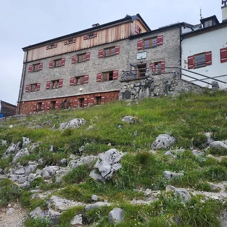 Haus Am Berg Apartamento *